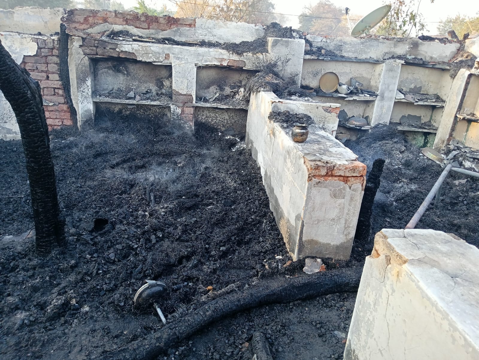 అగ్ని ప్రమాదంలో పూర్తిగా దగ్ధమైన గుడిసె