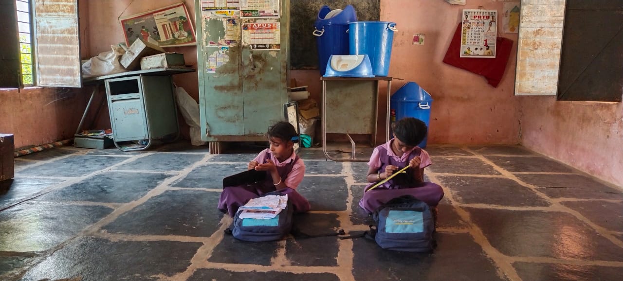 తరగతి గదిలో ఇద్దరే ఉన్న పిల్లలు