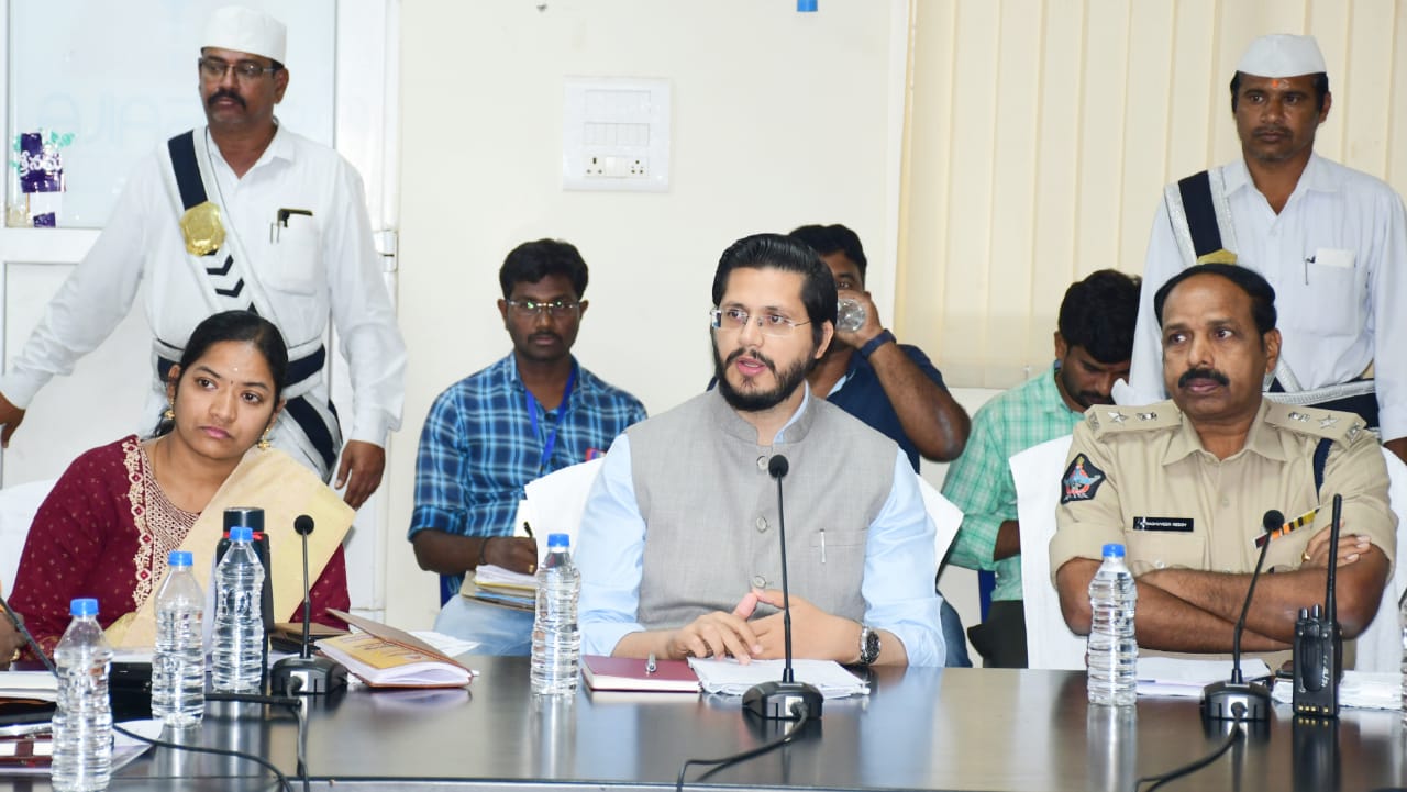 మాట్లాడుతున్న జిల్లా కలెక్టర్‌ మనజీర్‌ జిలానీ సామూన్‌