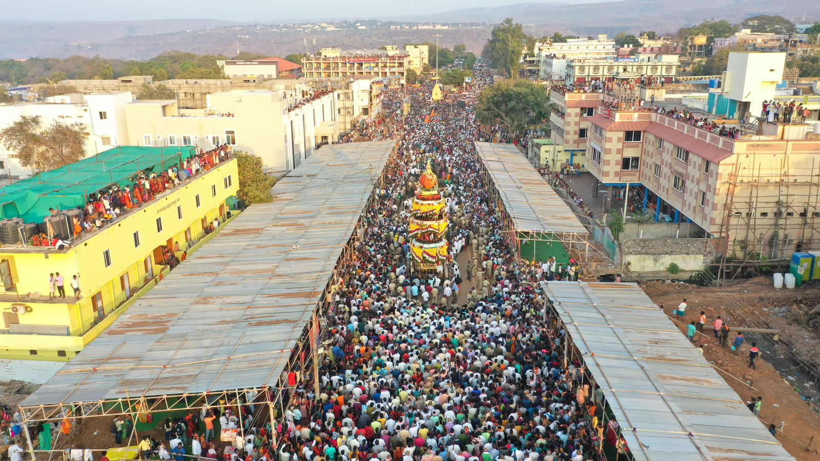 రథోత్సవంలో పాల్గొన్న వేలాది మంది భక్తులు