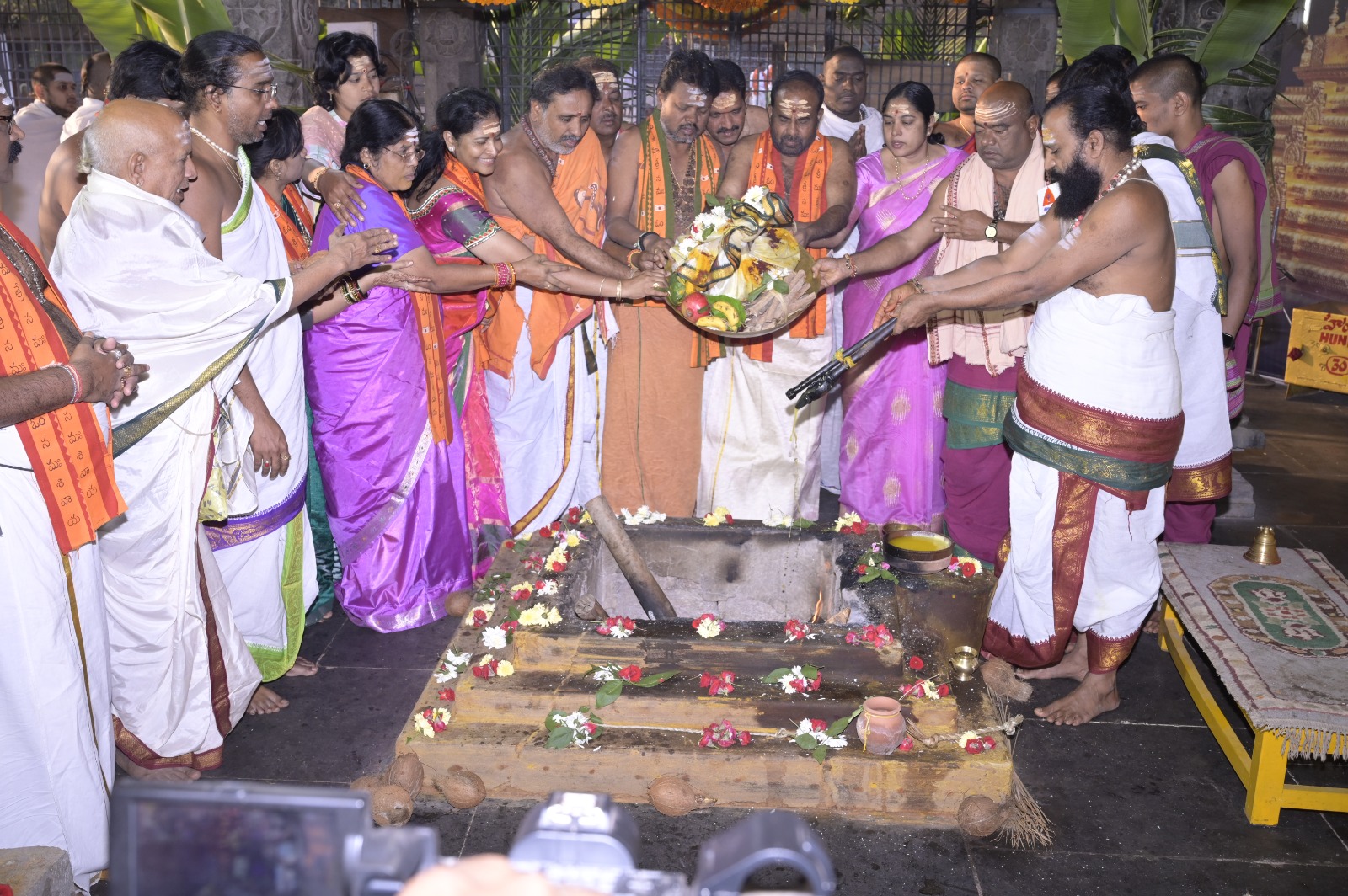 పూర్ణాహుతి కార్యక్రమం నిర్వహిస్తున్న వేద పండితులు