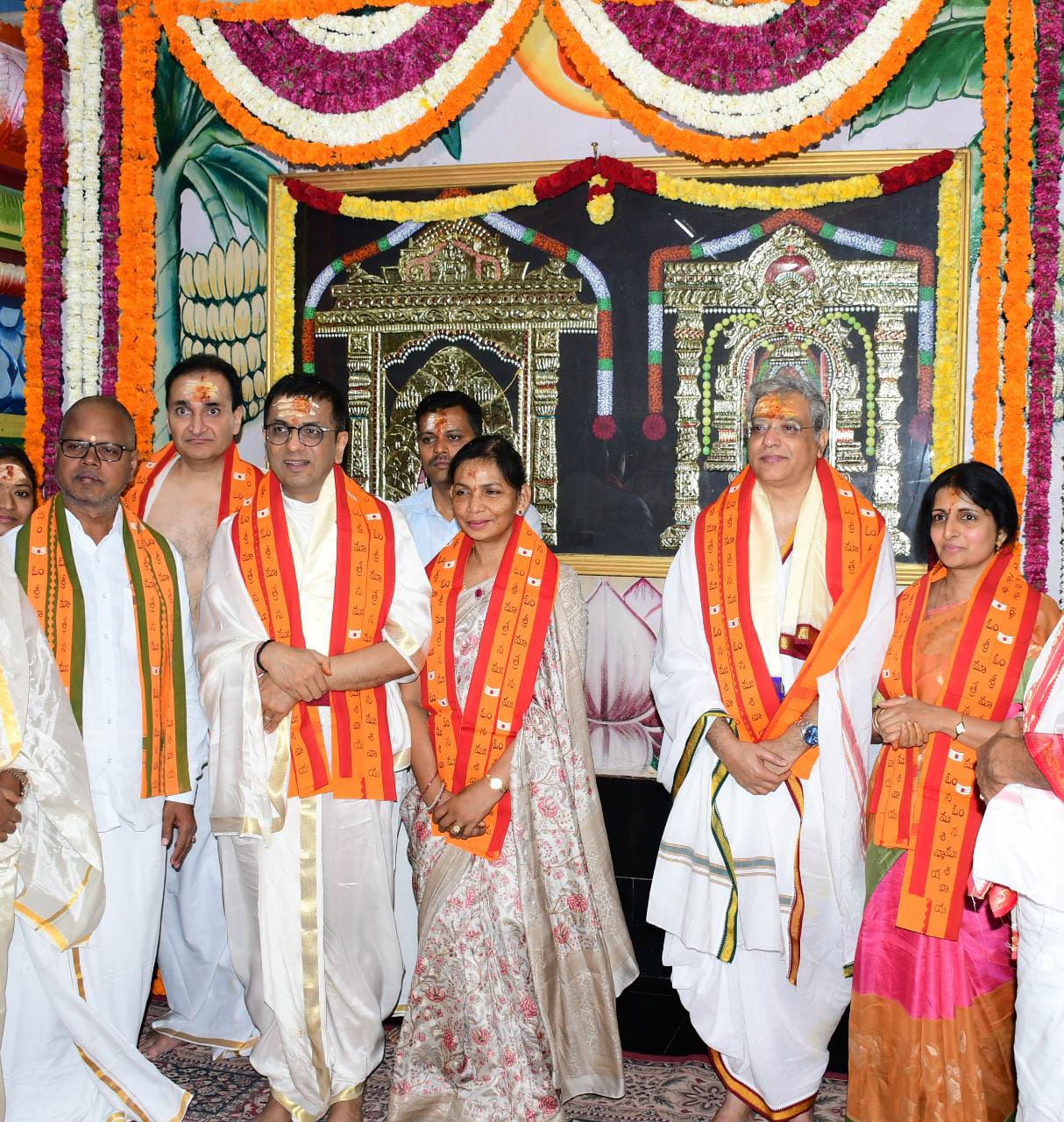  శ్రీశైలం మల్లికార్జున, భ్రమరాంబ సన్నిధిలో చీఫ్‌ జస్టిస్‌ ఆఫ్‌ ఇండియా వై. చంద్రచూడ్‌, ఆయన సతీమణి కల్పనా దాస్‌, సుప్రీంకోర్టు జడ్జి పిఎస్‌ నరసింహ ఆయన సతీమణి సత్యప్రభ