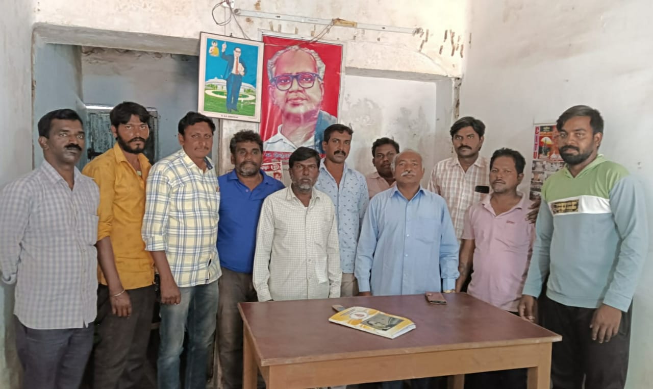 కార్మిక సంక్షేమాలపై మాట్లాడుతున్న స్థానిక సిఐటియు నాయకులు