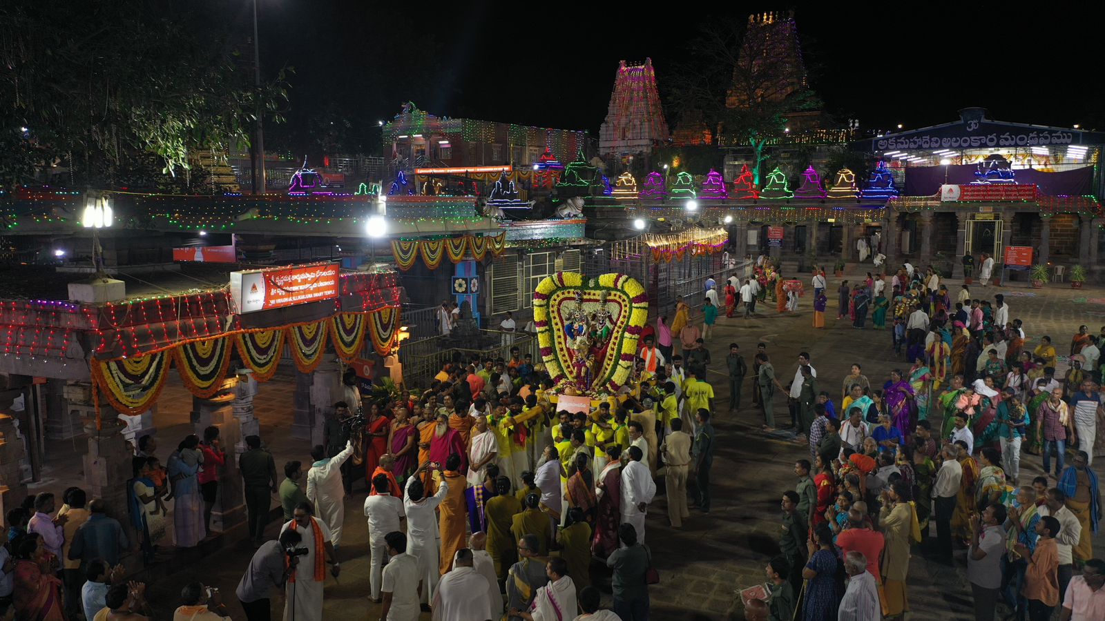 అశ్వ వాహన సేవపై గ్రామోత్సవంలో భక్తులకు దర్శనమిచ్చిన స్వామి అమ్మవార్లు