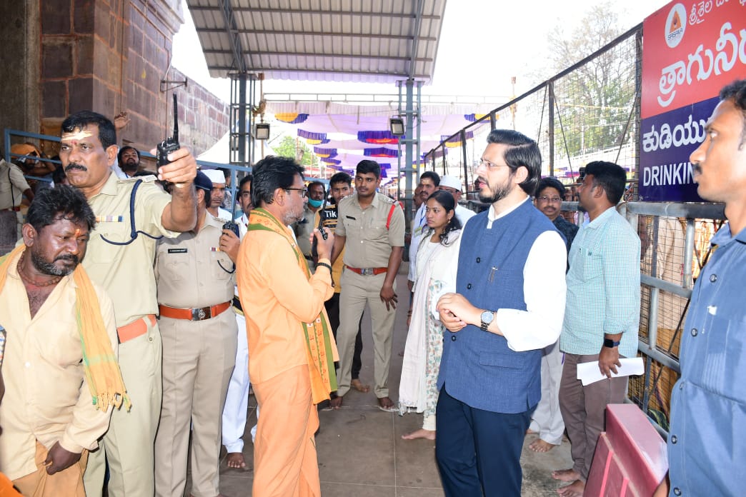 మాట్లాడుతున్న జిల్లా కలెక్టర్‌ మనజీర్‌ జిలాని సామూన్‌