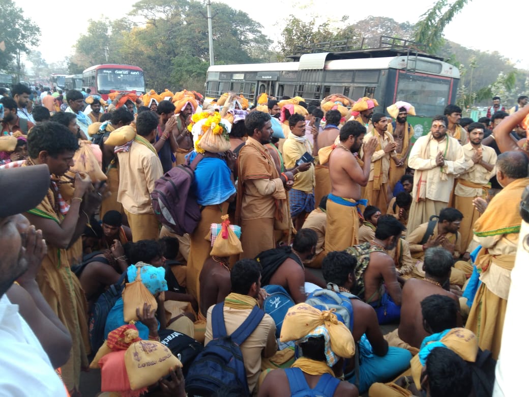  వాహనాలకు అనుమతి ఇవ్వాలని బైఠాయించిన శివస్వాములు