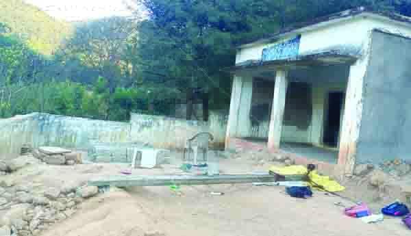 నేల కూలిన విద్యుత్‌ స్తంభాలు