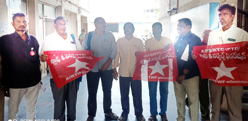 బస్టాండ్‌ ఎదుట నిరసన తెలియజేస్తున్న ఎస్‌డబ్ల్యూఎఫ్‌ నాయకులు