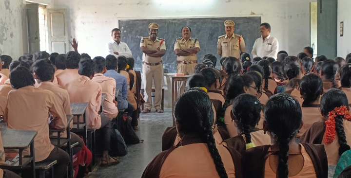 టిఆర్‌ఆర్‌ కళాశాలలో అవగాహన కార్యక్రమం