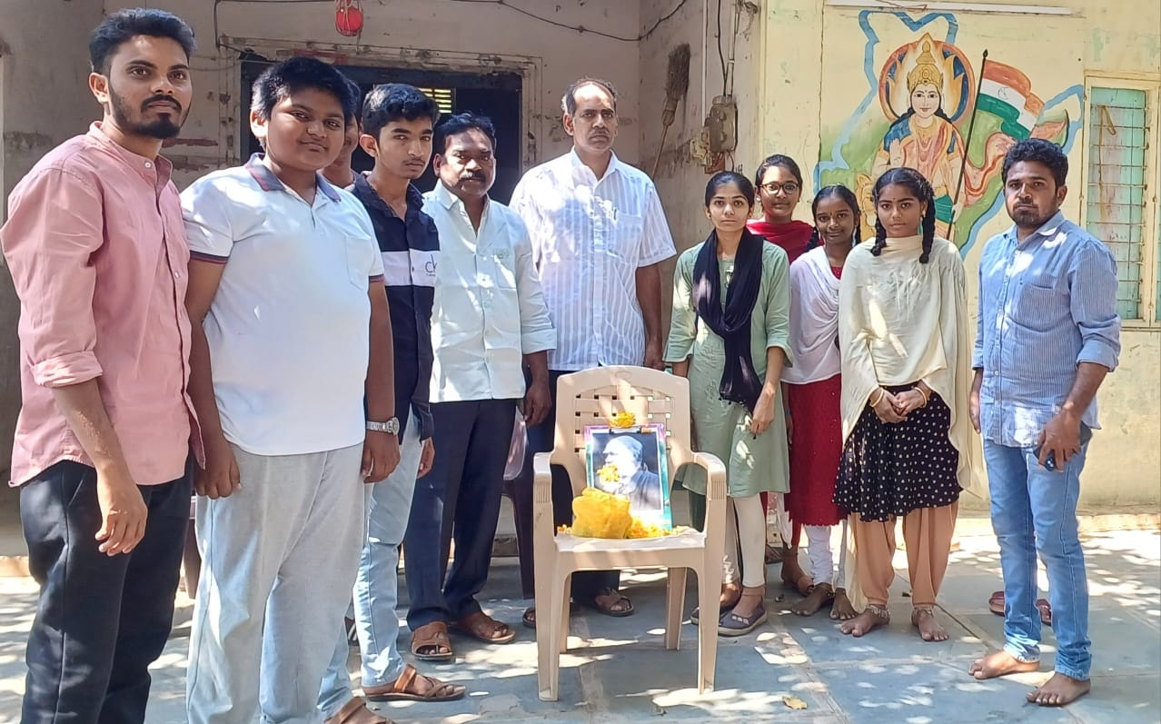 డార్విన్‌ కు నివాళులు