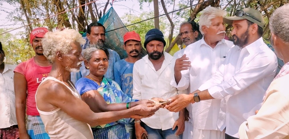 బాధితులకు ఆర్థికసాయం