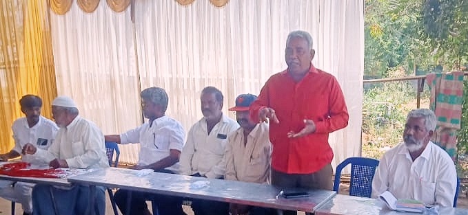 కార్మికులకు గుర్తింపు కార్డులు పంపిణీ