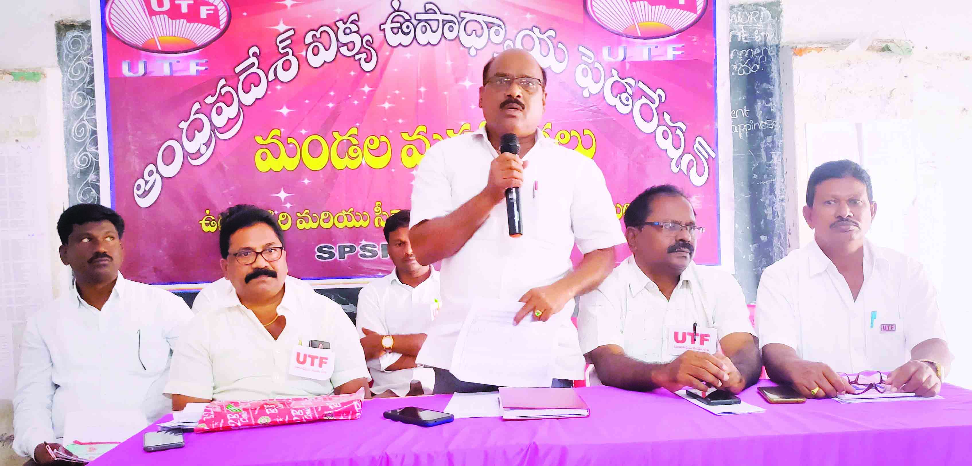 నివేదిక యువతకు ఆదర్శంగా ఉండాలి