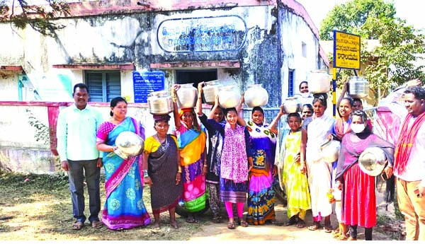 ఖాళీ బిందెలతో మహిళల నిరసన