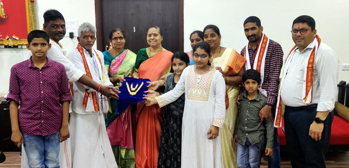 బంగారు కాసులహారం బహూకరణ