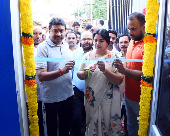 ఇండోర్‌ షటిల్‌ కోర్టు ప్రారంభం