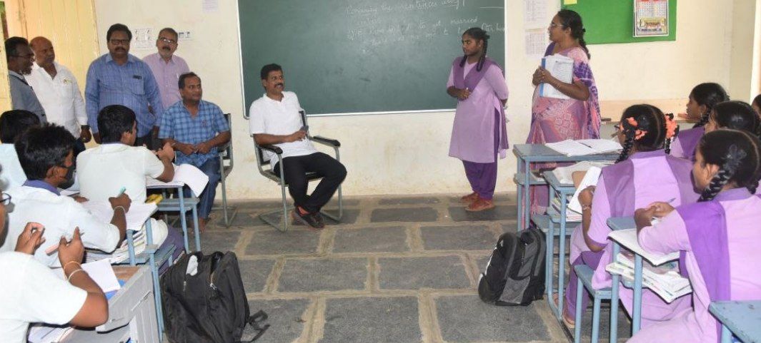 నున్న హైస్కూల్‌ కలెక్టర్‌ ఆకస్మిక తనిఖీ