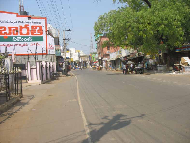 మధ్యాహ్నం సమయంలో నిర్మానుష్యంగా ఉన్న రహదారి