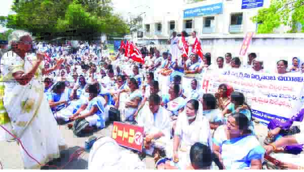 సమస్యలపై ఆశా వర్కర్ల ధర్నా