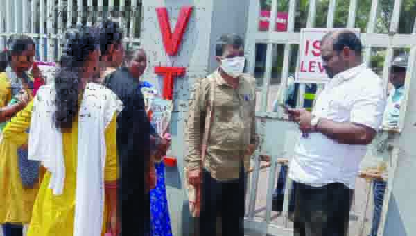 మృతుని కుటుంబానికి న్యాయం చేయాలని ఆందోళన