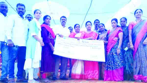 మహిళా సంక్షేమానికి పెద్దపీట : ముత్తంశెట్టి