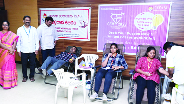 గీతం బిజినెస్‌ స్కూల్‌ విద్యార్థుల రక్తదానం