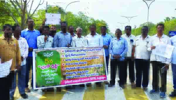 'ఉక్కు'పై ప్రభుత్వ వైఖరిని ఖండిస్తూ ధర్నా