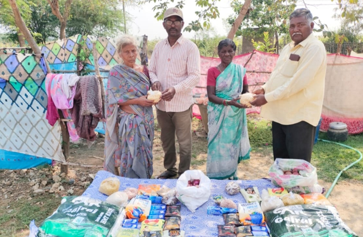 పేదలకు నిత్యావసరాలు పంపిణీ