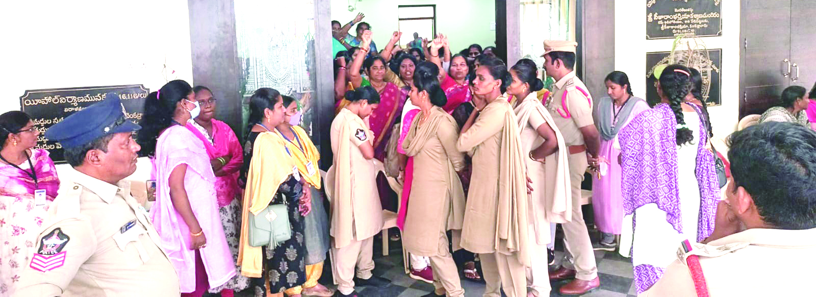 ప్రజాస్వామ్యామా.. రాచరికమా..!