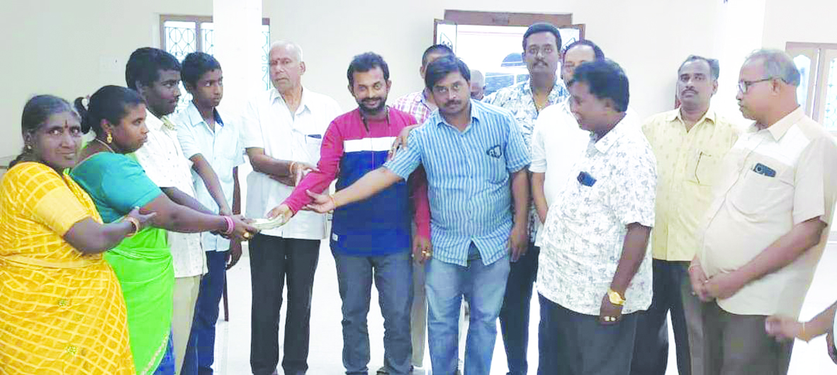 బాధిత కుటుంబానికి ఆర్థిక సాయం