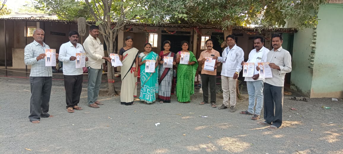 పోతుల నాగరాజును గెలిపించాలని కరపత్రాలను పంపిణీ చేస్తున్న ప్రజాసంఘాల నాయకులు 