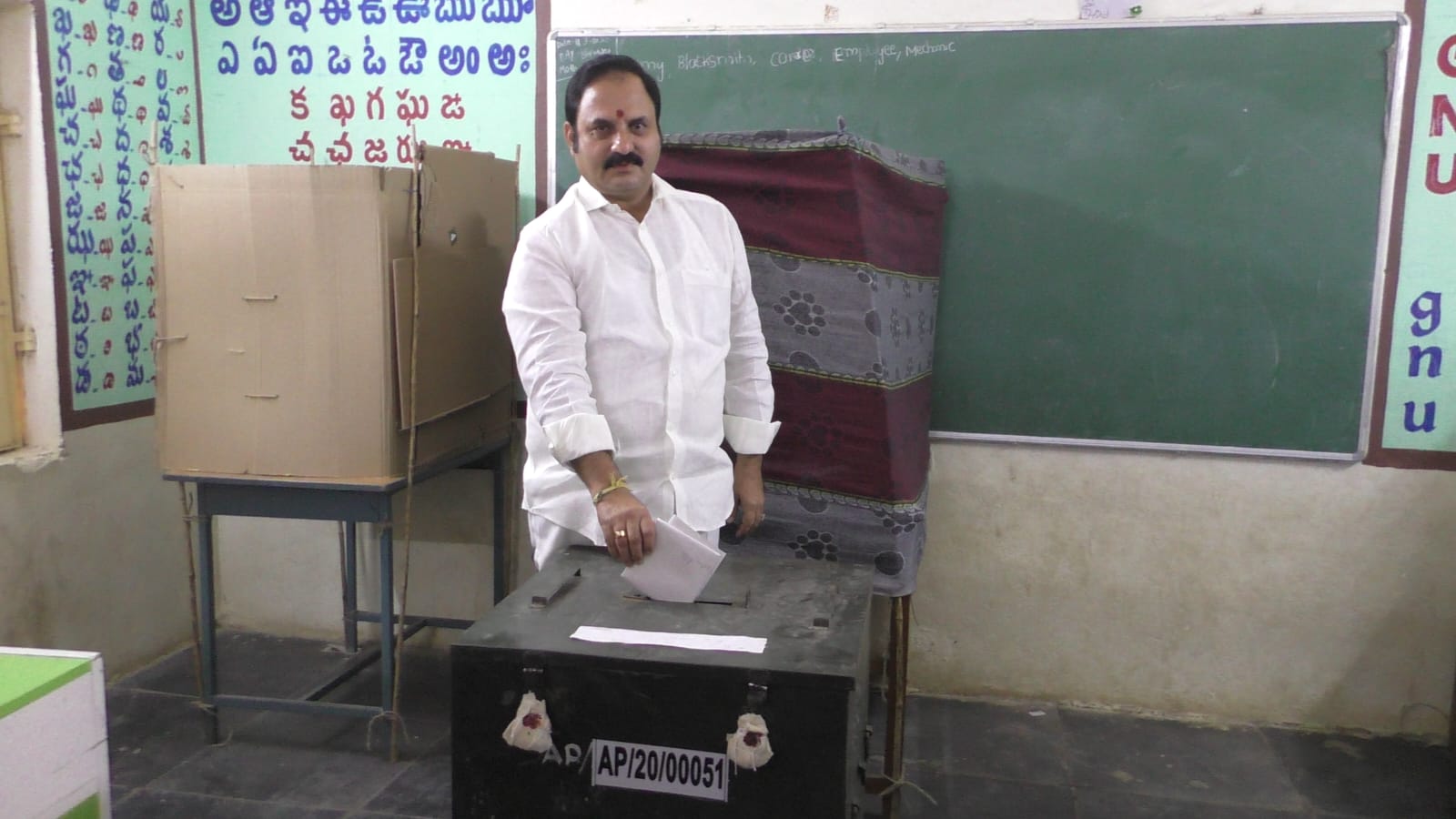 ఓటు వేస్తున్న ఎమ్మెల్యే కాటసాని రామిరెడ్డి