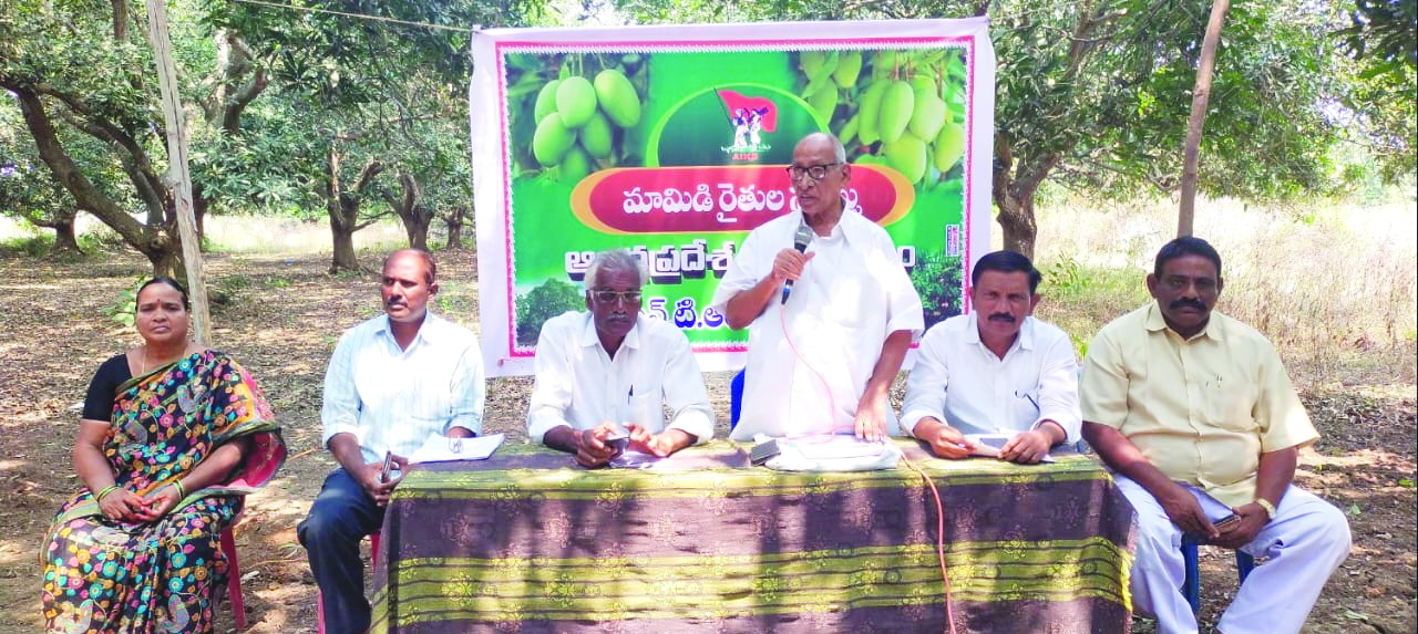 పోరాటాలతో వ్యవసాయ రంగాన్ని కాపాడుకోవాలి