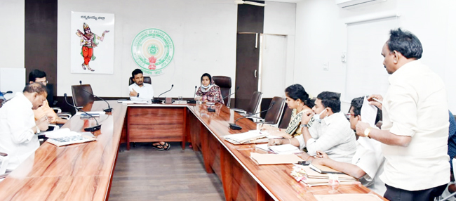 ప్రభుత్వ భూములు గుర్తించాలి