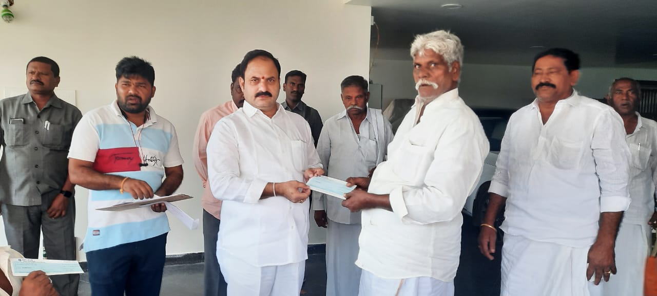 సీఎం రిలీఫ్ ఫండ్ చెక్కులను పంపిణీ చేస్తున్న ఎమ్మెల్యే కాటసాని రామిరెడ్డి