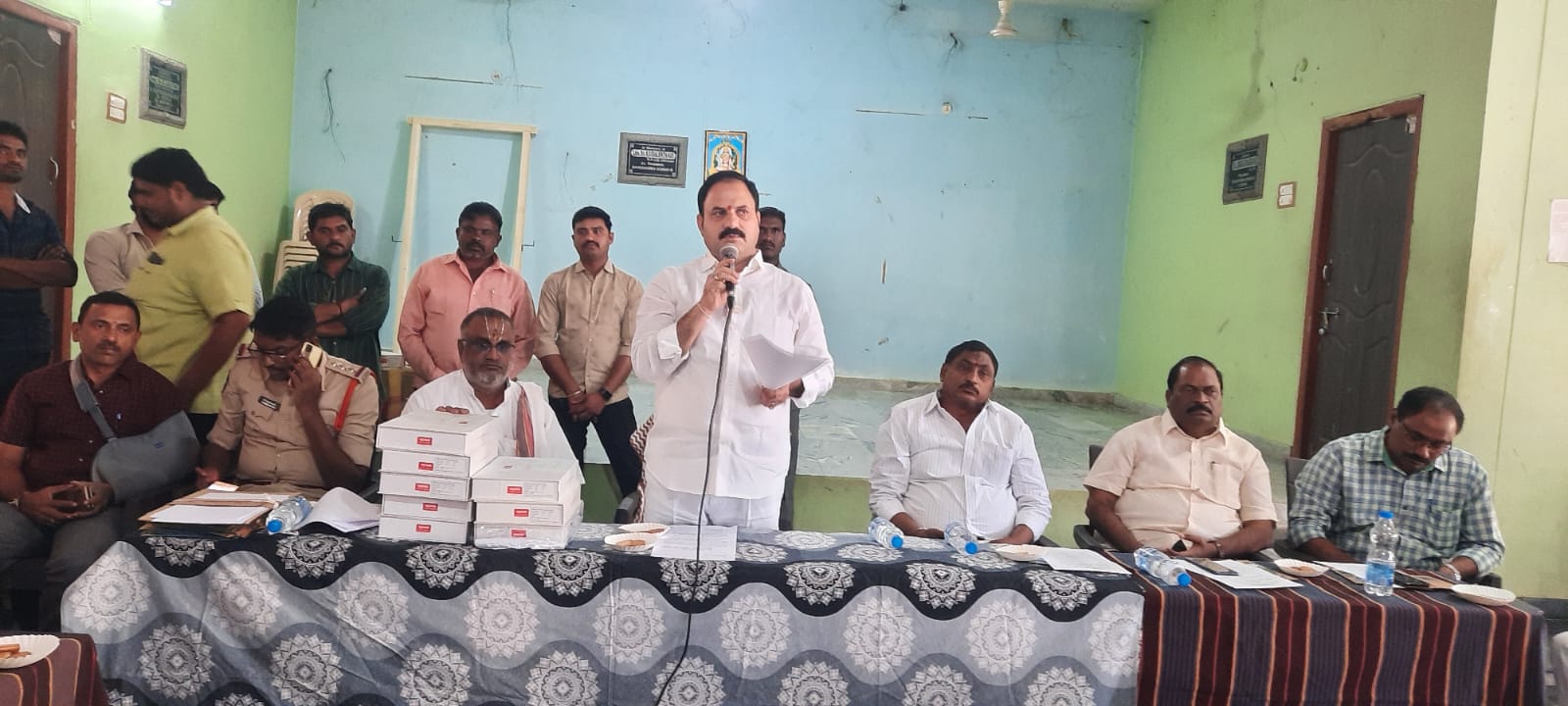 సమావేశంలో మాట్లాడుతున్న ఎమ్మెల్యే కాటసాని రామిరెడ్డి