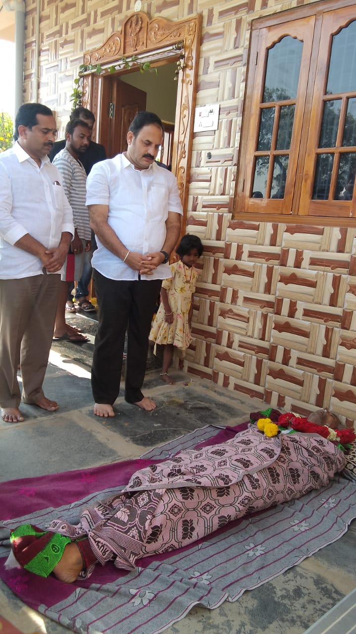 వైసిపి నాయకులు కాటసాని సుంకిరెడ్డి మృతదేహానికి పూలమాలలు వేసి నివాళులర్పిస్తున్న ఎమ్మెల్యే కాటసాని రామిరెడ్డి 