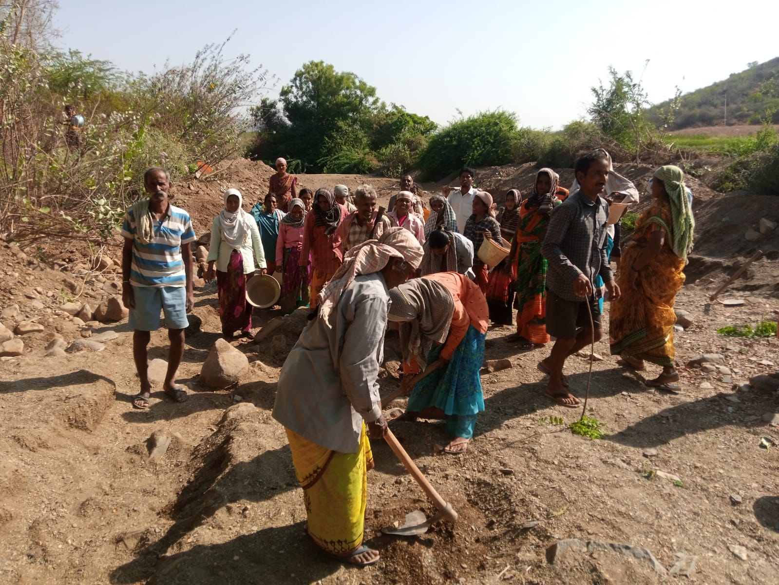 ఉపాధి పనులు చేస్తున్న కూలీలు