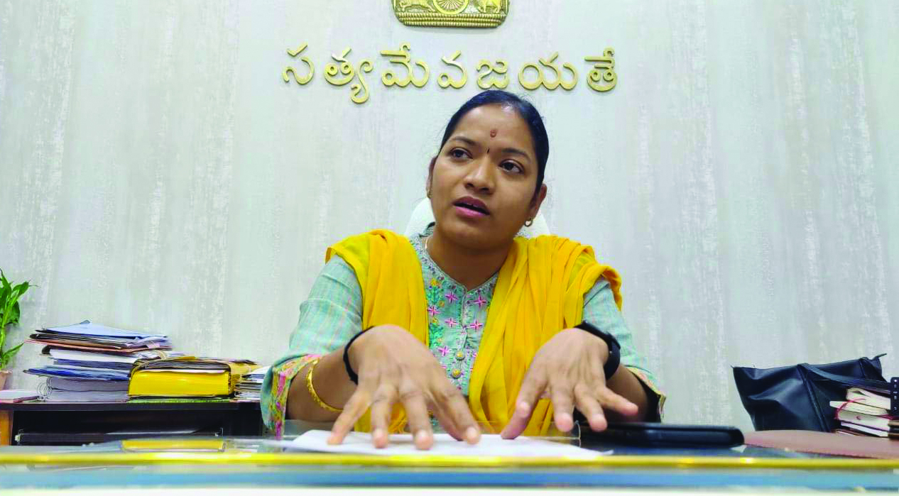 విలేకరులతో మాట్లాడుతున్న జెసి టి.నిశాంతి