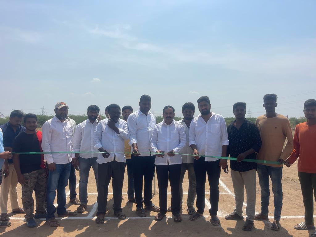 క్రికెట్‌ పోటీలను ప్రారంభిస్తున్న కాటసాని తిరుపాల్‌ రెడ్డి