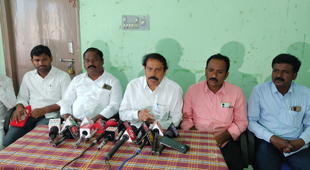 - సమావేశంలో మాట్లాడుతున్న రామకృష్ణ