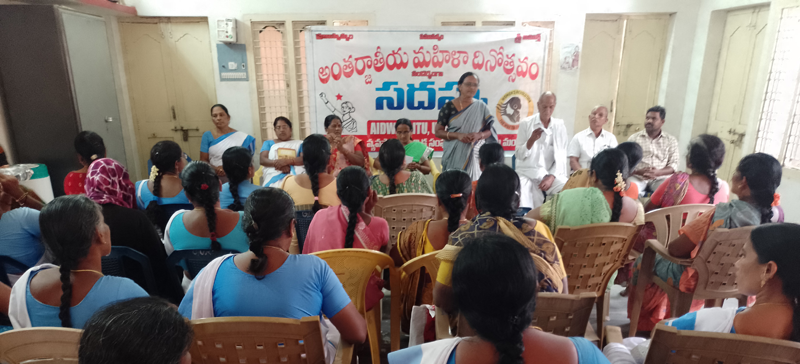 హక్కుల కోసం మహిళల ఐక్యంగా పోరాడాలి