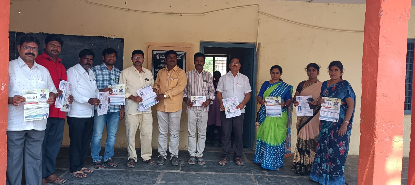 పోతుల నాగరాజును గెలిపించాలని కరపత్రాలను పంపిణీ చేస్తున్న ప్రజాసంఘాల నాయకులు