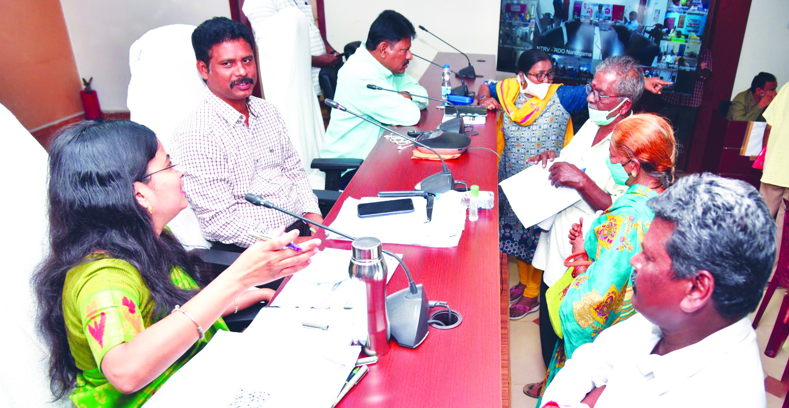 అర్జీదారులకు నమ్మకం కలిగించాలి : కలెక్టర్‌