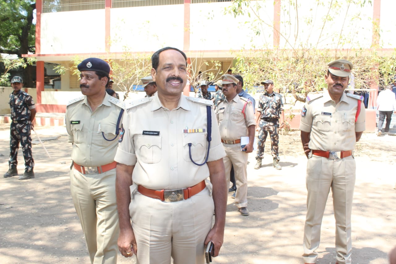 ఆళ్లగడ్డలోని జిల్లా పరిషత్‌ ఉన్నత పాఠశాలలో పోలింగ్‌ సరళిని పరిశీలిస్తున్న ఎస్‌పి