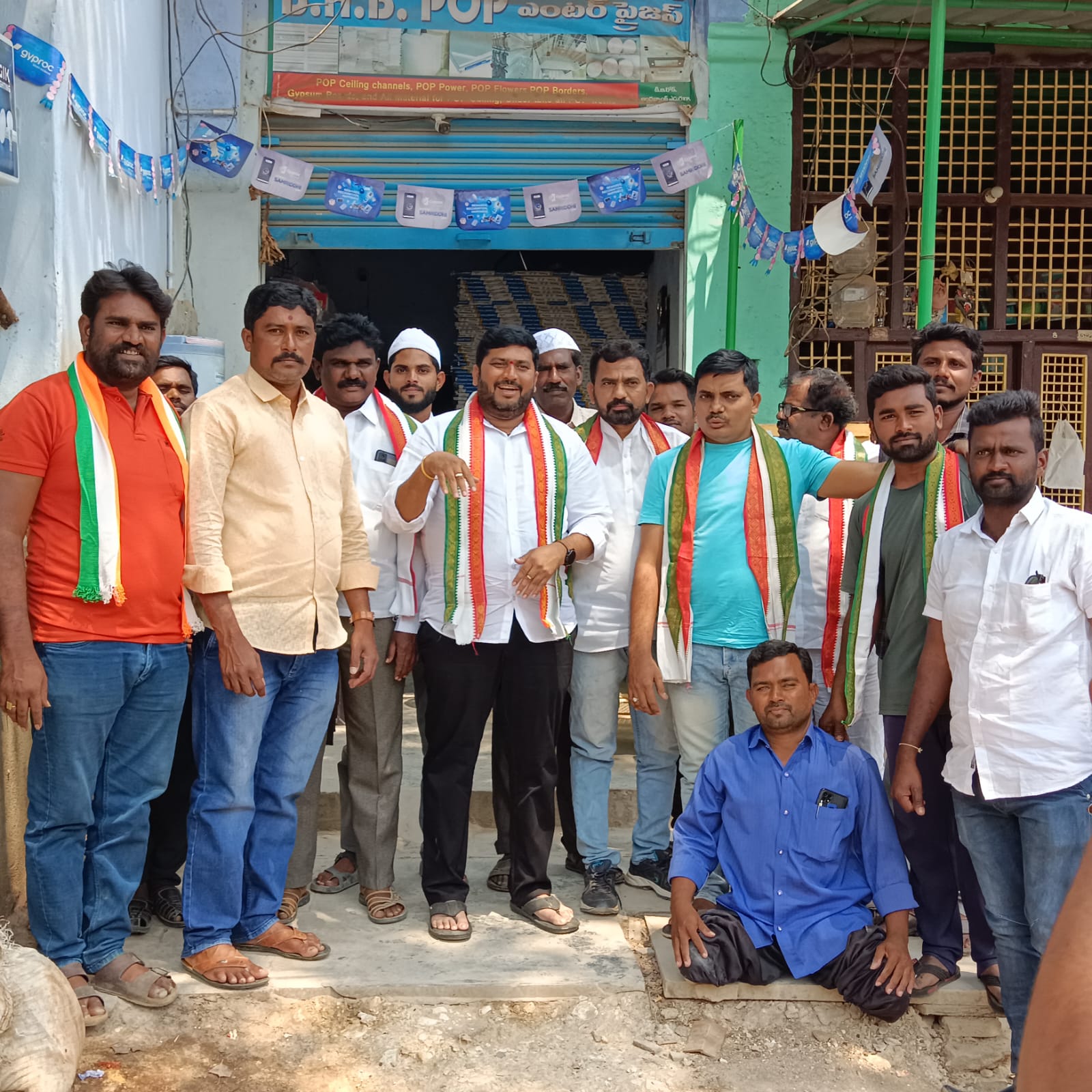 మాట్లాడుతున్న లక్ష్మీ నరసింహ యాదవ్‌