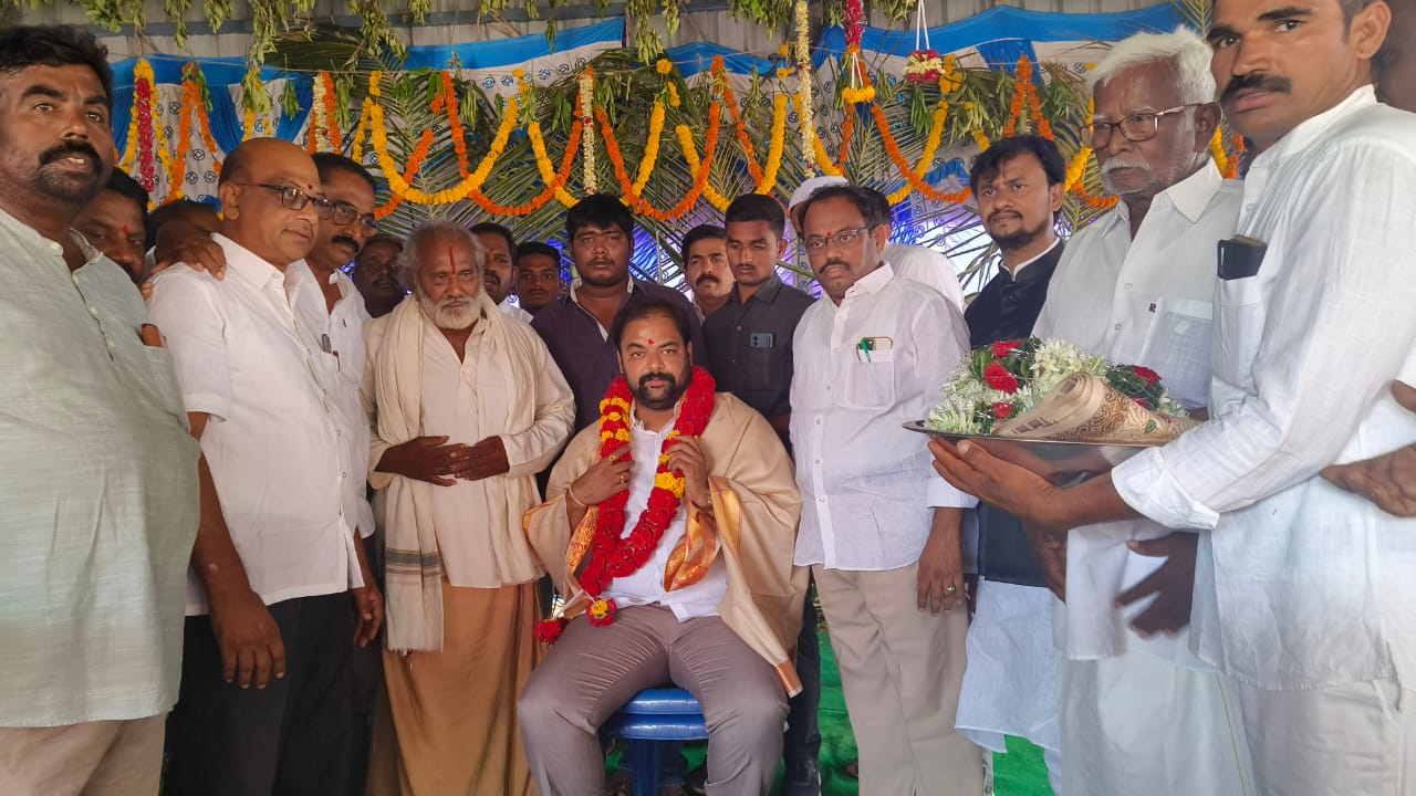  ఎమ్మెల్యే ను సన్మానిస్తున్న దృశ్యం