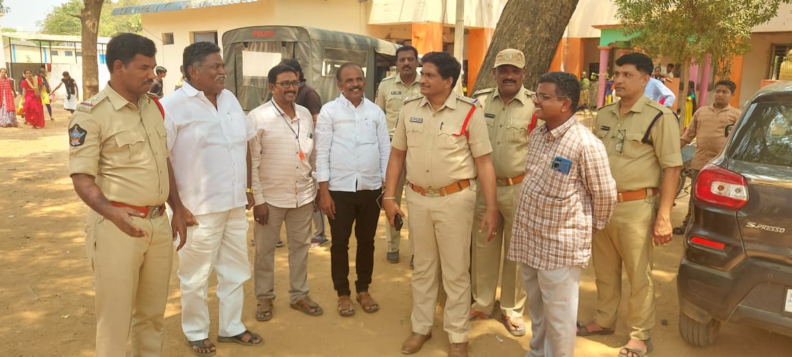 పోలింగ్‌ కేంద్రం పరిశీలిస్తున్న రెవెన్యూ,పోలీస్‌ అధికారులు