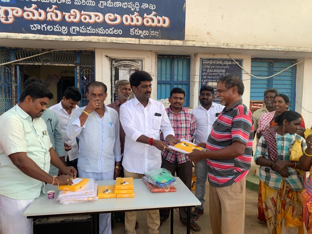 గుడ్డలు పంపిణీ చేస్తున్న పార్లమెంట్‌ బీసీ సెల్‌ స్పోక్‌ పర్సన్‌ సల్లా నాగరాజు