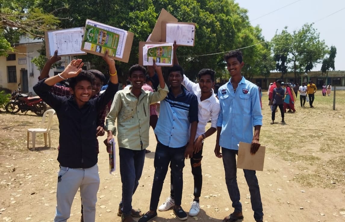 కేరింతలు కొడుతున్న ఇంటర్‌ విద్యార్థులు